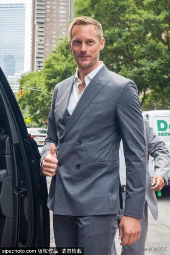 组照:性感男星亚历山大现身街头笑容腼腆 腿长堪比超模 组照:性感男星亚历山大现身街头笑容腼腆 腿长堪比超模