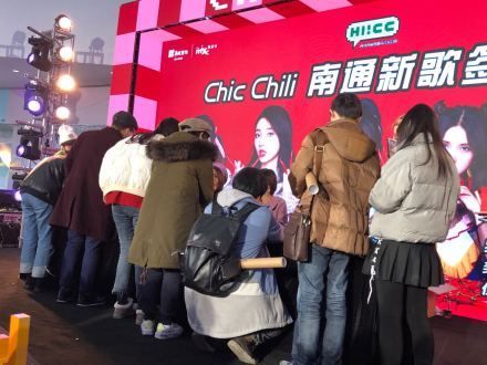 女团粉丝跪着签售引热议 粉丝解释称是个人选