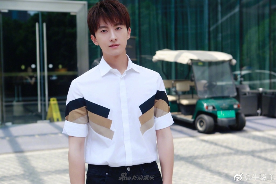牛骏峰微博晒新照 衬衫配黑裤帅气迷人
