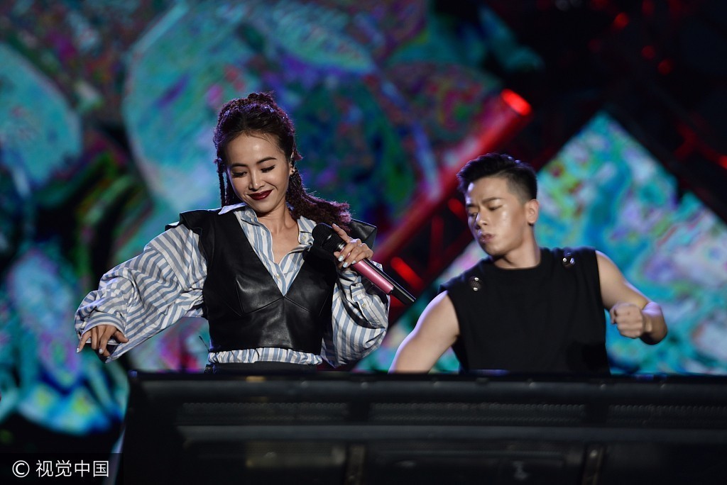 蔡依林小脏辫玩转嘻哈风 又唱又跳嗨爆全场