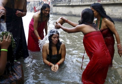 由于水池里的水来自地下，不受地面温度的影响，给人的感觉是夏季清凉，冬季温暖。此外，还有很多地下水是含有硫磺的温泉水，对身体很有好处。这样的洗浴舒适、健康又便宜，难怪当地人不愿意去室内浴池洗澡了。