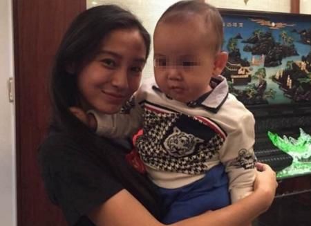 Angelababy黄晓明儿子小海绵终于曝光 网友:一