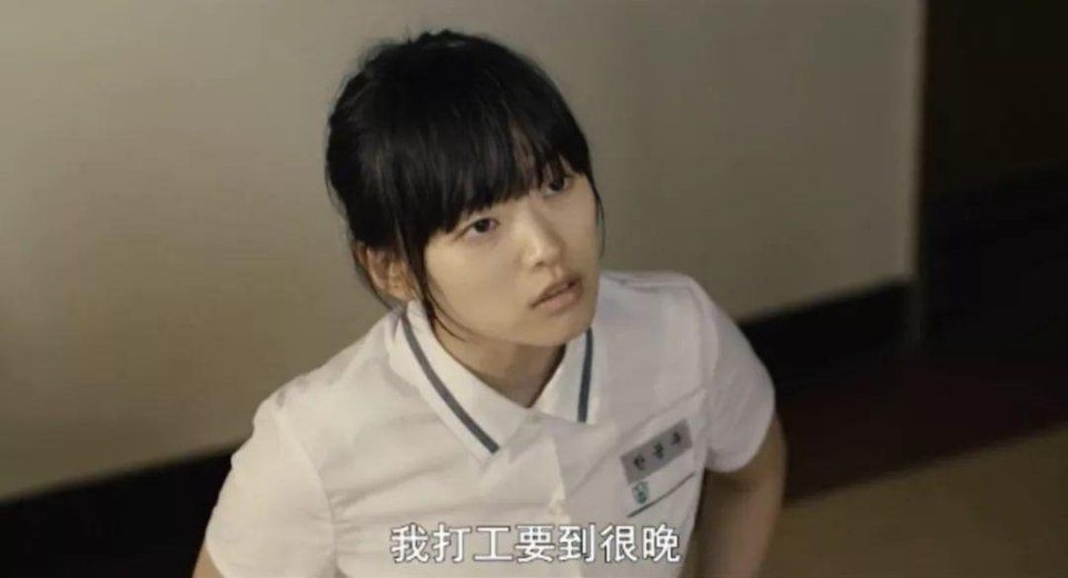 韩公主的父母离婚了，她年纪轻轻就扛起了生活的重担，白天上课，空余时间打工赚钱。为了方便在便利店打工，韩公主和闺蜜桦玉一起合租，而闺蜜的男友东允也常常来做客，三个人感情深厚。这个名叫东允的男孩成了两个女孩命运转变的导火索。因为懦弱，他经常受到校园小混混的霸凌。女友桦玉十分心疼，于是想了一个天真的办法来拯救男友:请这帮小混混来家里吃饭，期望通过和他们结交朋友来缓解男友的危险处境。