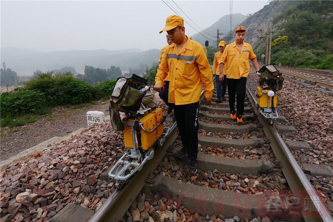 给钢轨做b超的探伤工