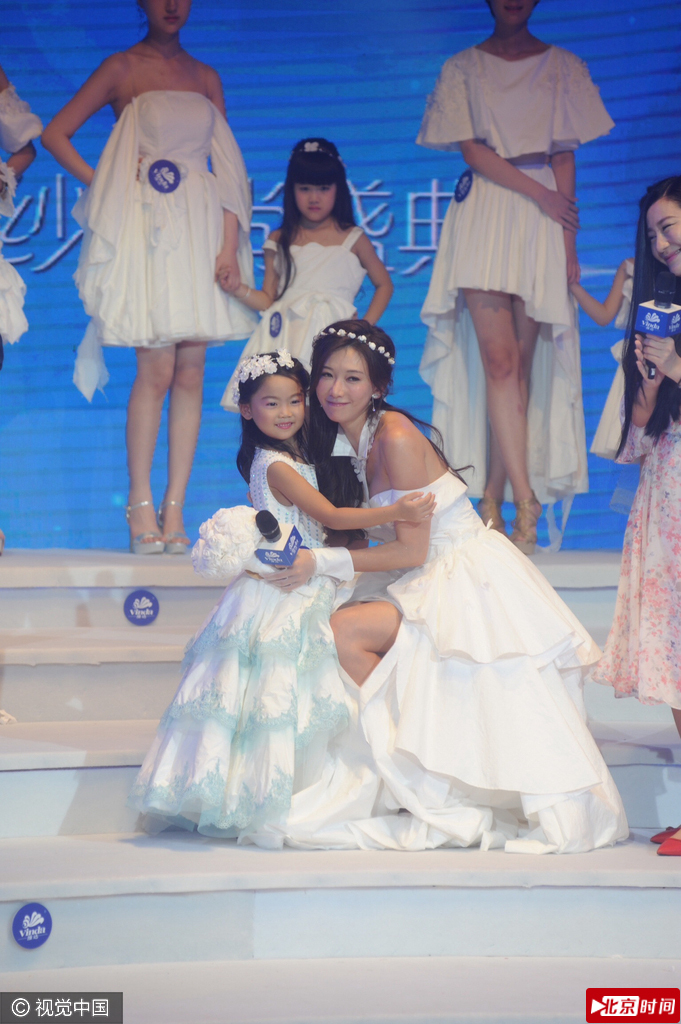 与小孩贴面浅笑