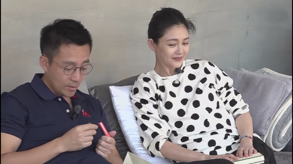 超搞笑!大s骗汪小菲涂口红 在背后狂憋笑