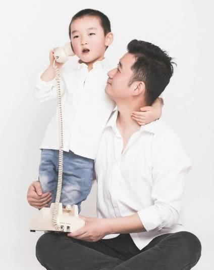 吴京带儿子抛头露面,儿子长相不知道随了谁,这
