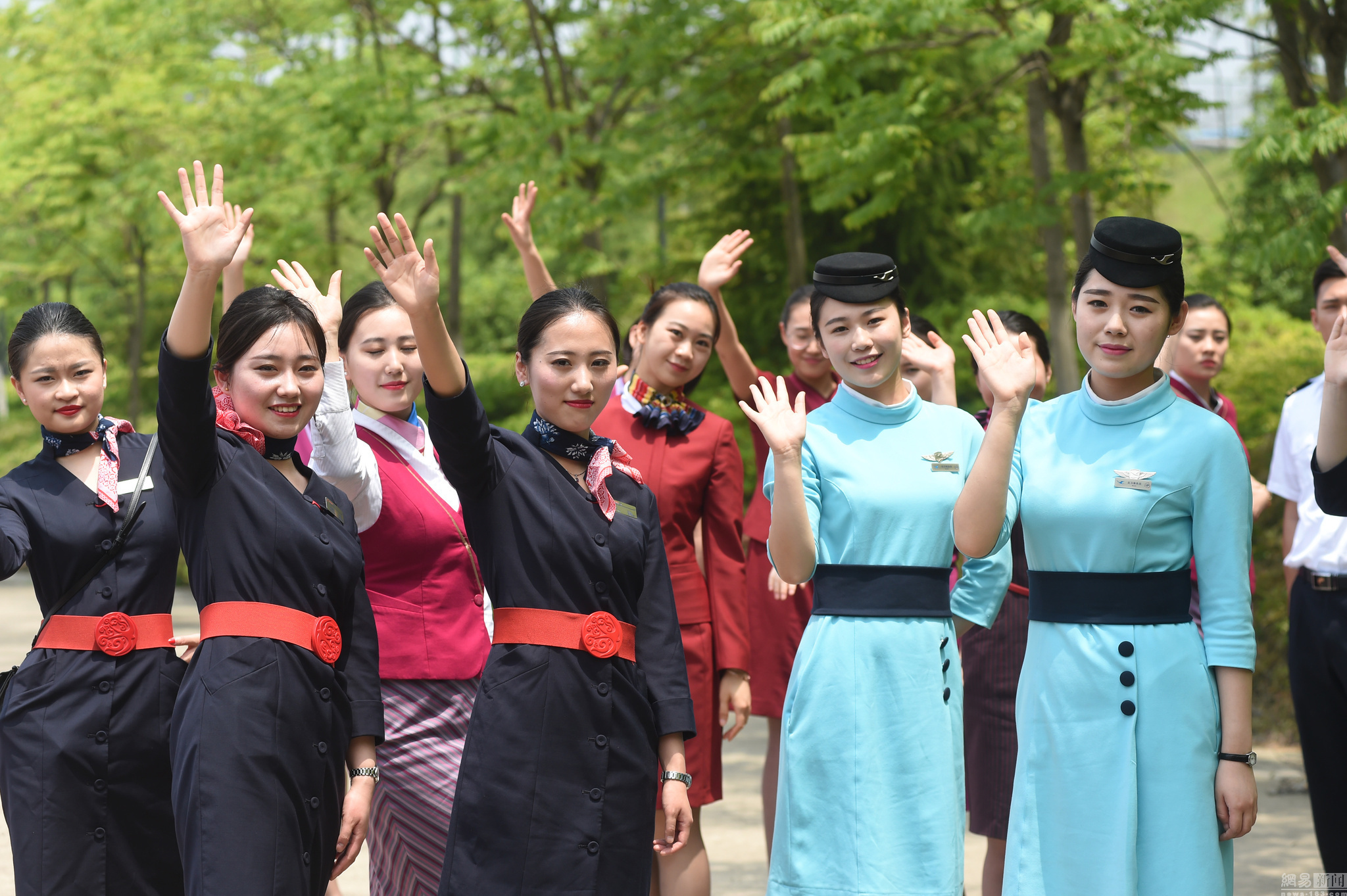 南京空姐空少拍毕业照致青春 魅力无限