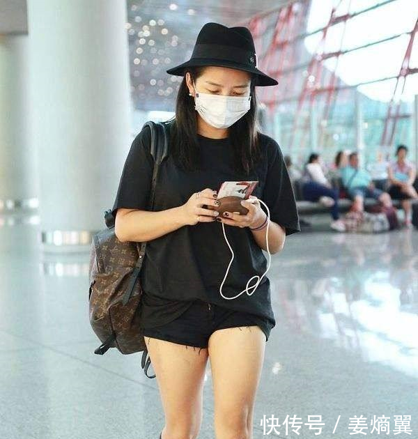 何洁穿短裤现出大粗腿,网友就喜欢这样真实的