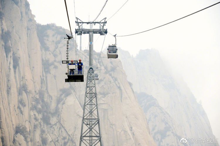 辛苦了!华山绝壁的"天路医生"