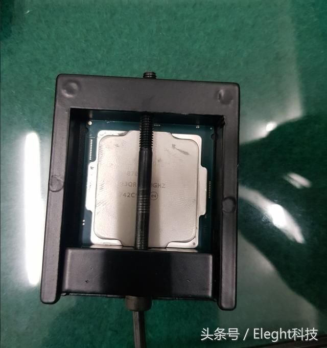 网友:给配有i7-8700K的笔记本拆机开盖涂硅脂