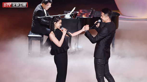 李小萌回忆与王雷相恋过程感动落泪 李小萌回忆与王雷相恋过程感动落泪