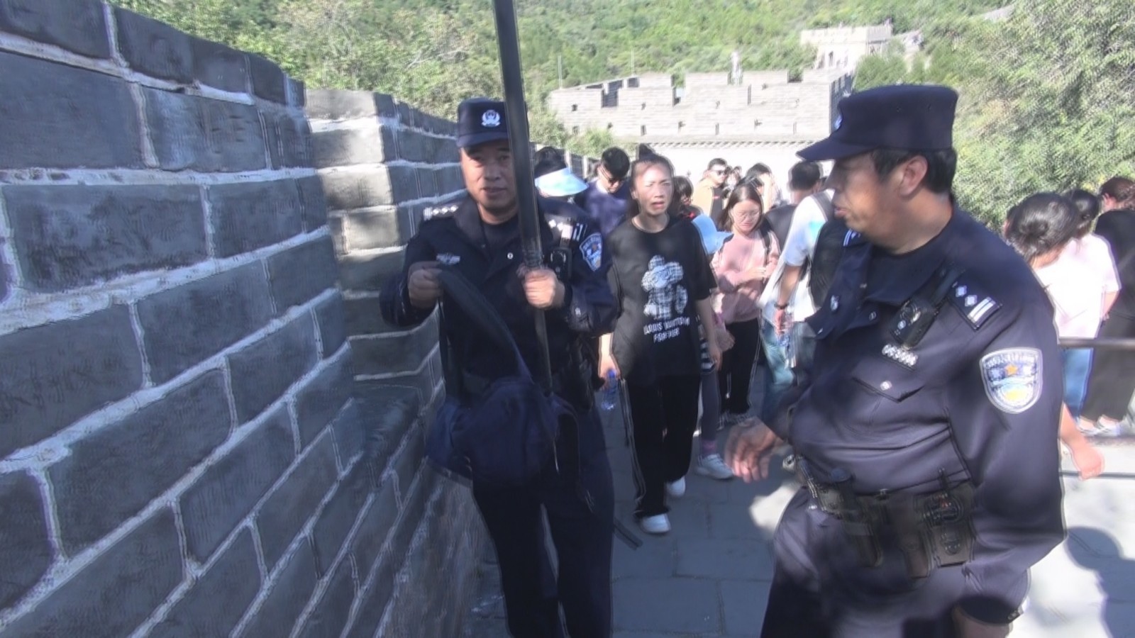 八达岭长城上不慎掉包？别急！民警有“钓包神器”