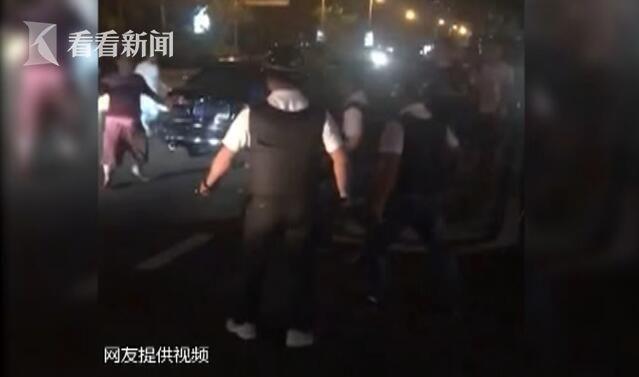 凌晨酒吧多人斗殴 一男子遭数十名保安持刀砍伤