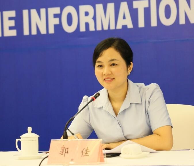 湖南省政府新闻办新闻发布处副处长郭佳主持发布会.