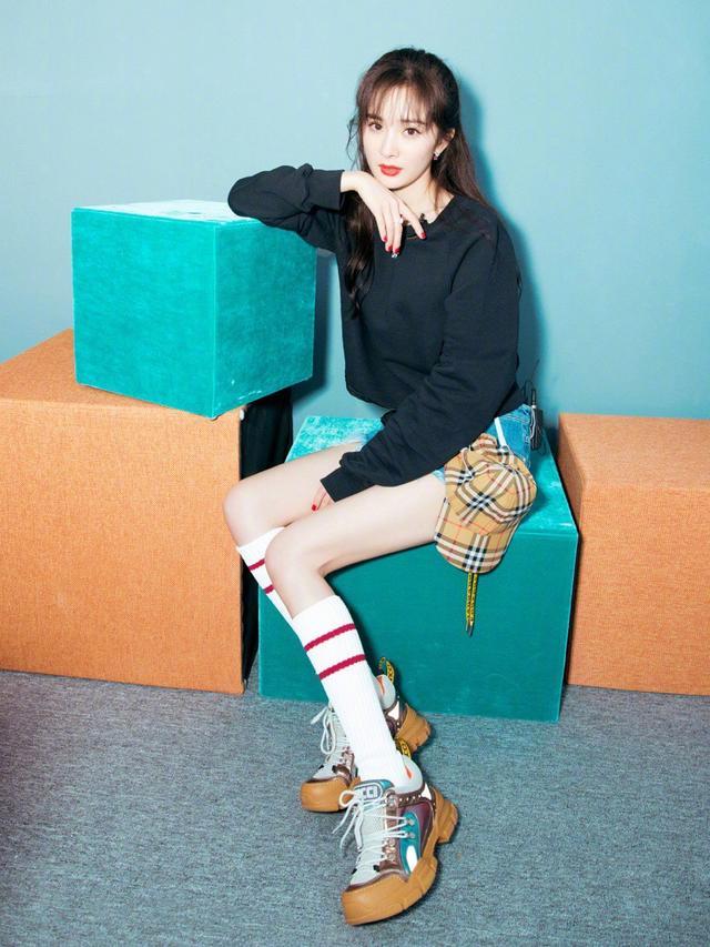 鞠婧祎只有159cm?穿热裤搭配长筒袜,小细腿不