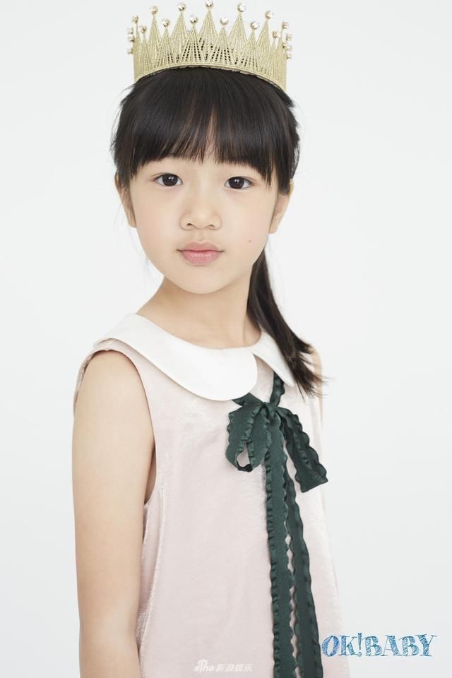 包文婧晒女儿近照,饺子长开了不输甜馨,狗啃刘海肯定是爸爸剪的