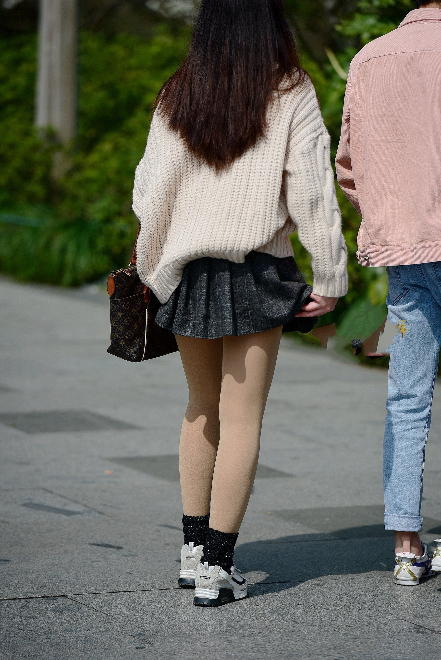 街拍:重庆街上的短裤小仙女,一双大白腿,越看越