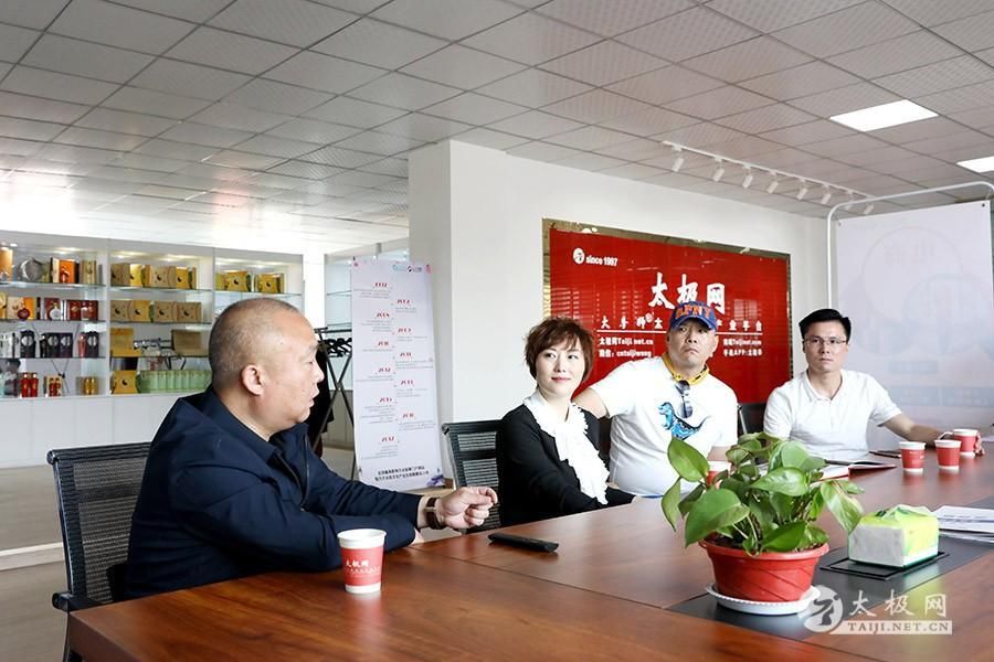 王战军及其夫人郑雪清率王战军太极协会一行走