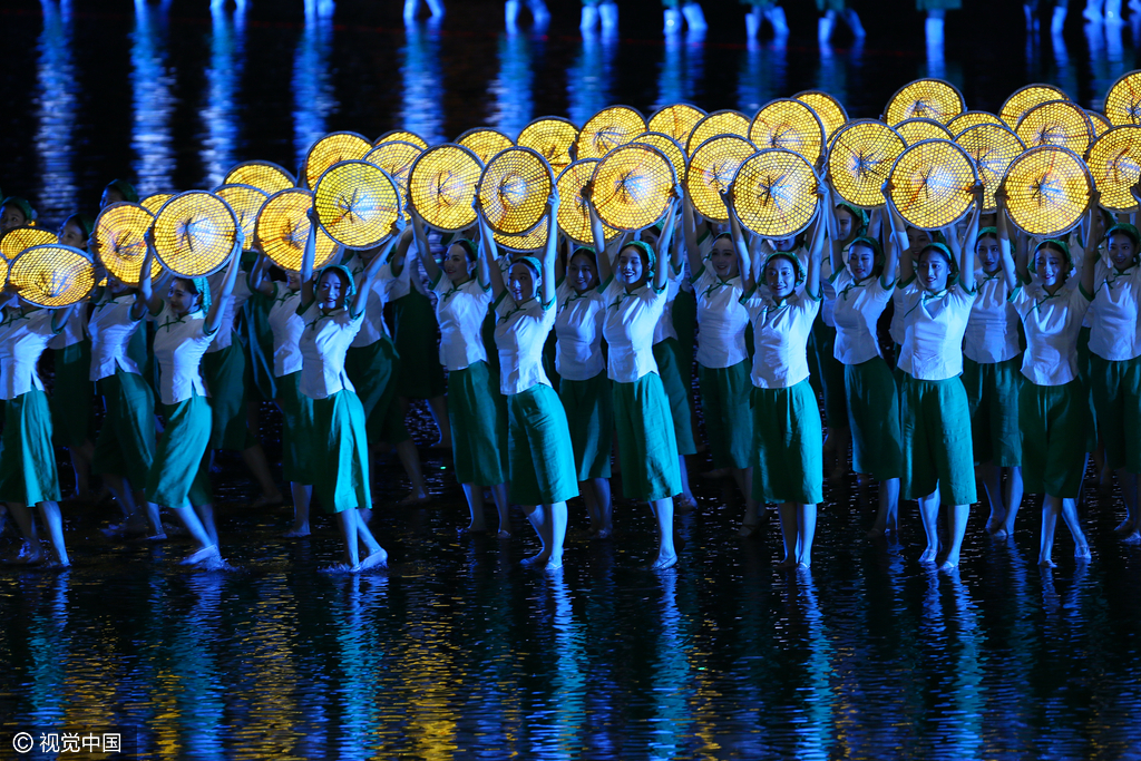 在水中跳舞会面临阻力，服装也会被打湿，这对舞蹈演员的掌控能力提出了考验。