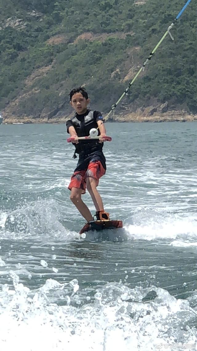 袁咏仪12岁儿子张慕童又帅了,网友:小伙子瘦得