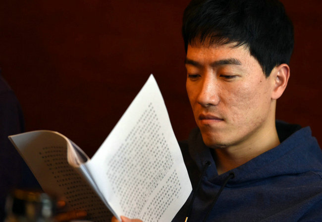 政协分组讨论会 刘翔认真看材料听取发言