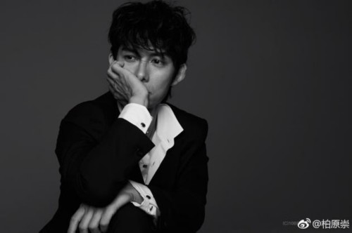 柏原崇西装搭配白衬衫,手托下巴散发型男魅力柏原崇随性生活照,电眼
