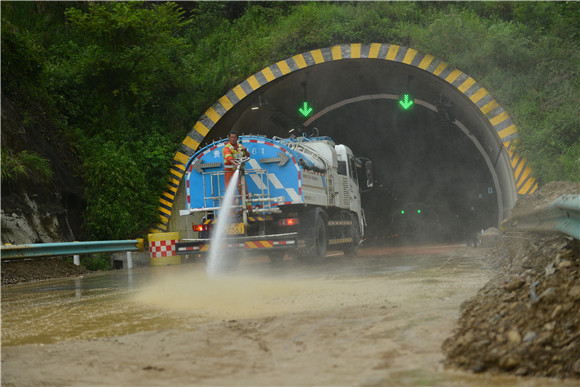 泥石流致s62余安高速断交 高速路政快速处置恢复通车