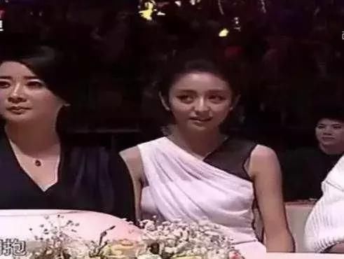 张翰郑爽分手后同台,张翰索要抱抱,郑爽的回答