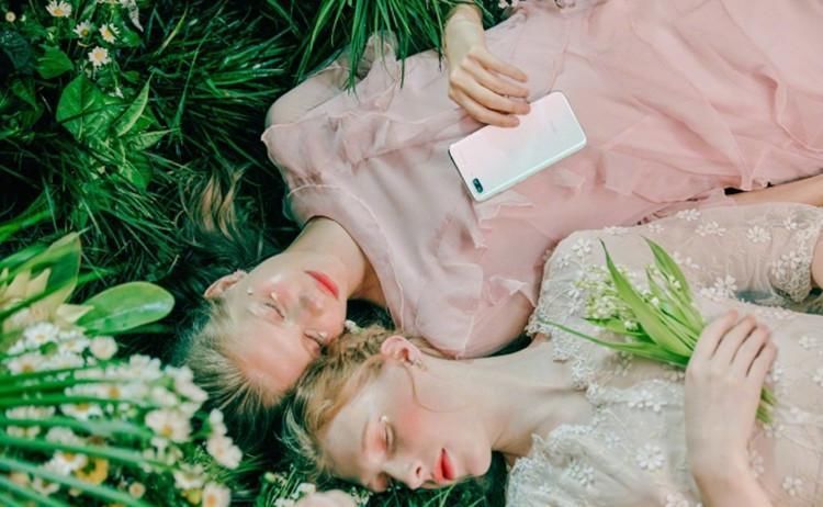 白里透红似少女:荣耀10GT首发新配色