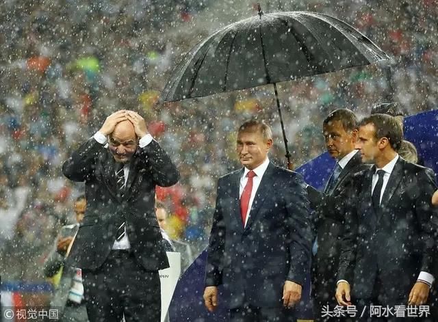 俄罗斯世界杯颁奖典礼上,工作人员只给普京打