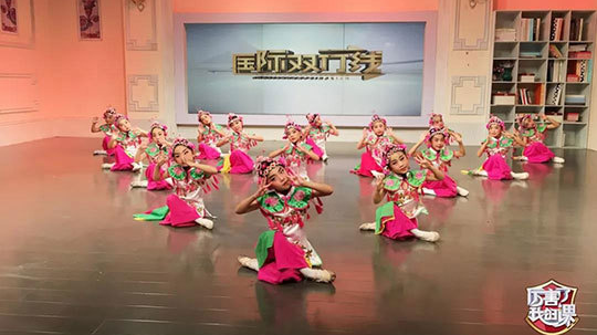 《厉害了我的课》载歌载舞为祖国庆生