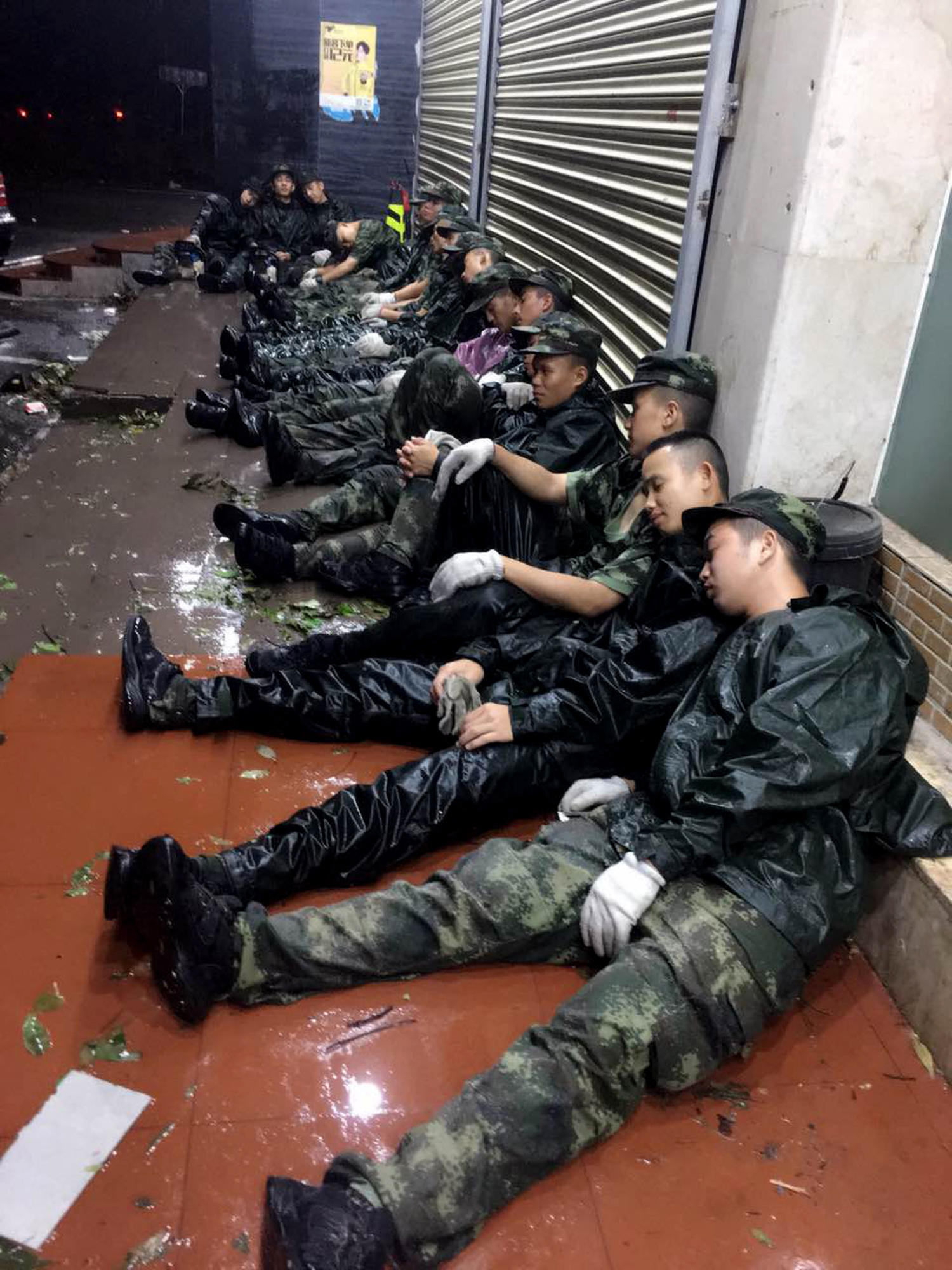 救灾官兵路边抱着盒饭睡着 感动国人