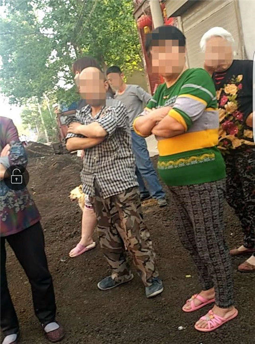 尉氏县洧川镇拉炼锌厂废渣到居民区垫路遭群情