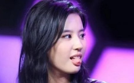 女星吐舌头照片,杨幂妩媚,林志玲香艳,刘亦菲的