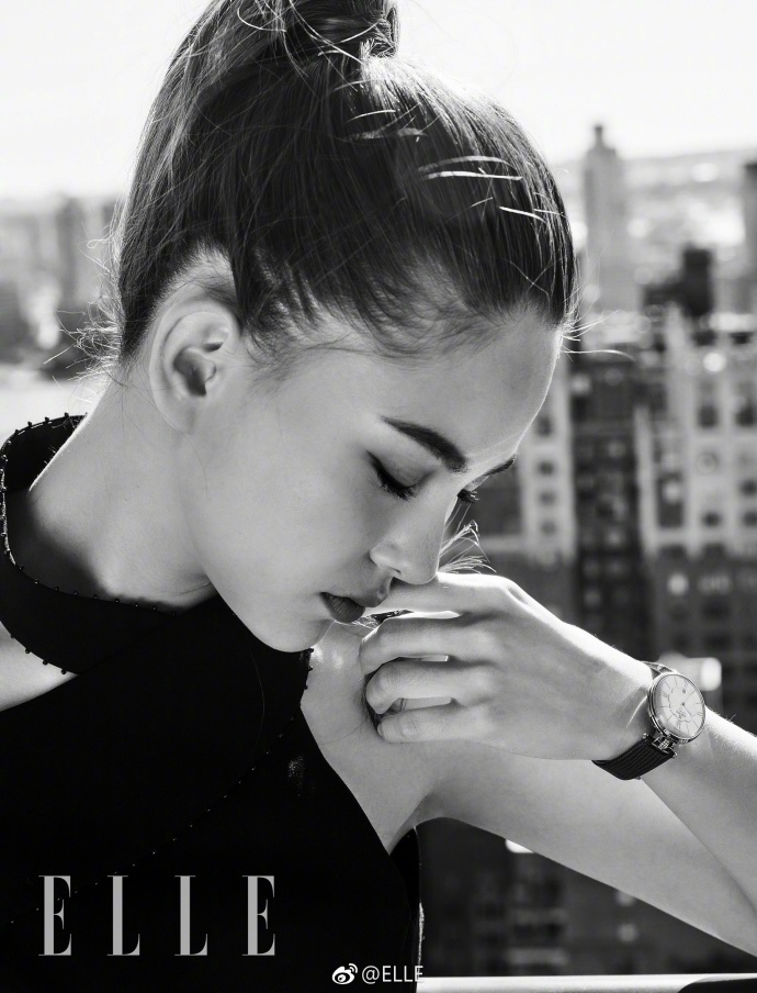 昆凌小黑裙秀香肩锁骨 眼神深邃气质优雅魅力