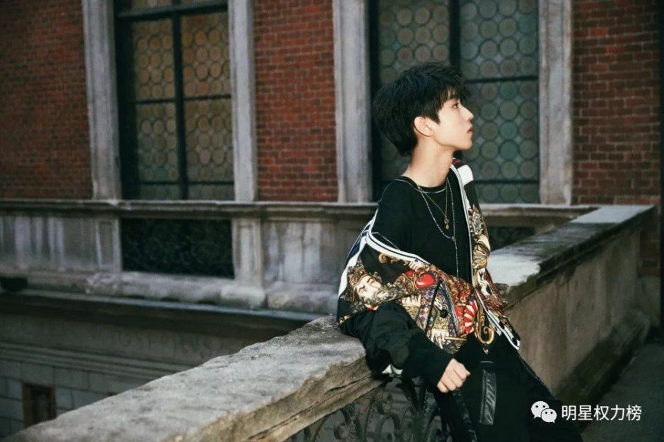 王俊凯最新街拍酷帅撩人 杨幂杂志大片简约唯