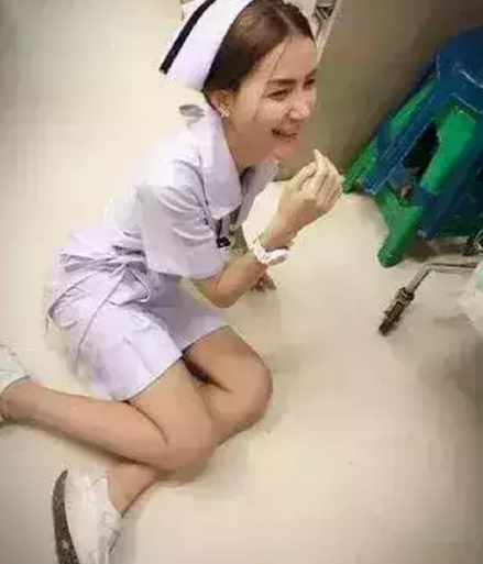 pang本人也解释道：“没想到我自己的着装会让这么多人看着不舒服。既然这样，我只能选择辞职。”而pang的很多同事则说：“其实pang穿别的衣服不会显得这么性感。非常奇怪，pang一旦穿上护士工服就这么吸引眼球。”