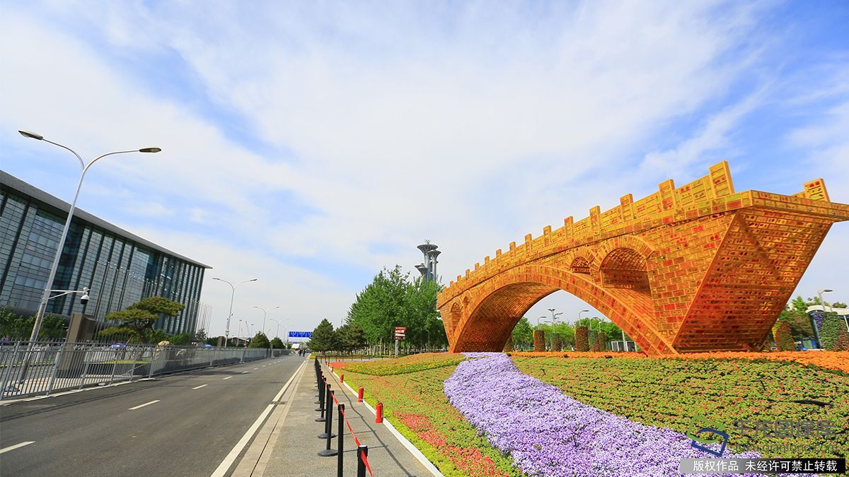 4月27日,在北京奥林匹克公园内拍摄的“丝路金桥”景观(图片来源:tuku.qianlong.com)。千龙网记者 陈健男摄