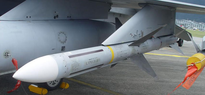 AIM-7E型“麻雀”式：AIM-7 麻雀空空导弹是美国研制的一种中程雷达半主动制导空空导弹，该型导弹曾经在美国空军、海军、海军陆战队航空兵中广泛装备，同时也作为外销武器被多个北约盟国空军/海军航空兵采用。从20世纪 50 年代末到 90 年代，麻雀导弹及其后来的各种改进型号长期作为西方盟国主力超视距空战兵器并在战争 中广泛使用。