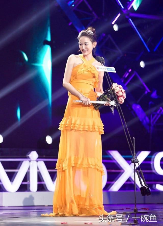 女星同穿白婚纱:范冰冰妩媚,陈妍希少女,赵丽颖