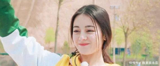 关晓彤模仿迪丽热巴,而热巴做了一 姿势,让关晓