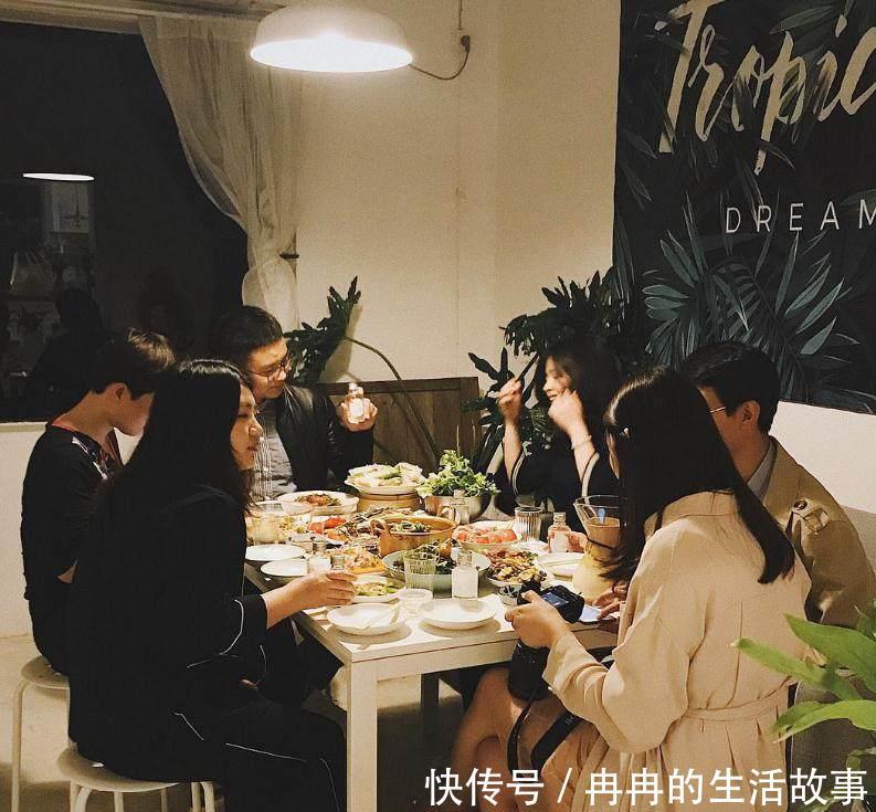 女孩倒追男孩不同意,女孩结婚的时候邀请了男