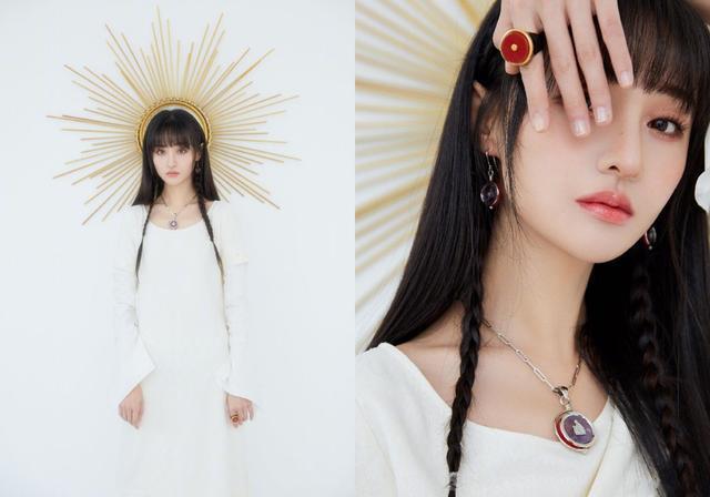 郑爽穿白裙COS太阳女神 双手托脸优雅甜美(图1) 郑爽穿白裙COS太阳女神 双手托脸优雅甜美(图1)