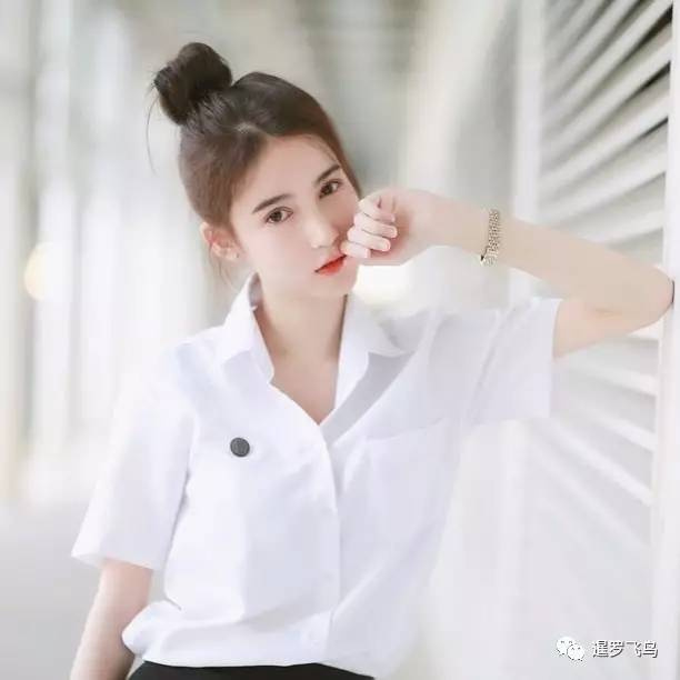 第5.Rinrada Thurapan ,昵称Yoshi.Yoshi以“娃娃脸”闻名社交媒体。 不仅仅是网红,他还出现在世界著名的泰国乡村歌手Baitoey Rsiam的音乐录影带中。还出演过几个电影角色。在Instagram上有近100万粉丝。