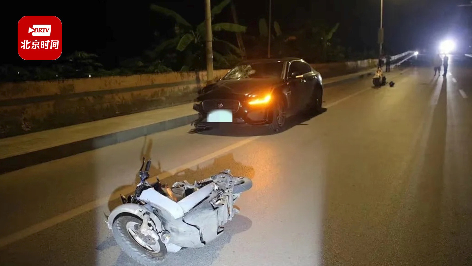 广西一男子不顾女伴哭喊酒后飙车 连撞3车,1人当场死亡 广西一男子不顾女伴哭喊酒后飙车 连撞3车,1人当场死亡