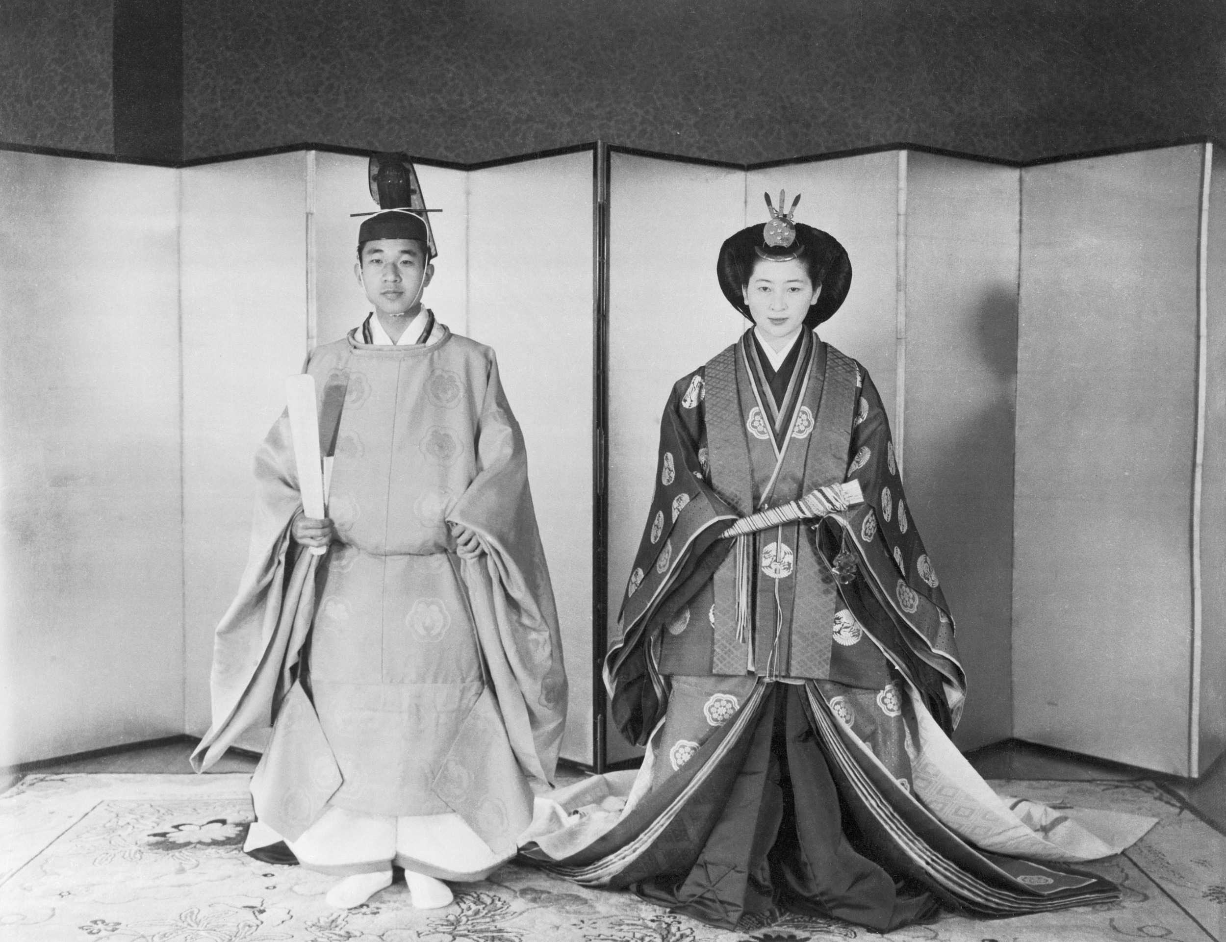 1959年4月10日,日本东京,明仁皇太子与美智子举行传统日式婚礼。