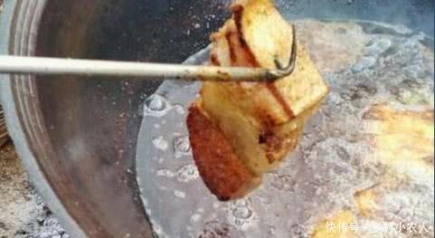 农村大部分农民都是这样养猪的,吃起来很美味