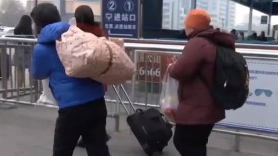 现实版“啥是佩奇” 七旬老汉扛60斤面粉探亲(图) 现实版“啥是佩奇” 七旬老汉扛60斤面粉探亲(图)