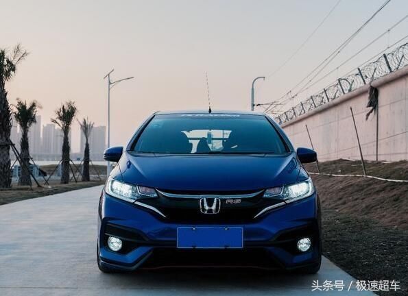 实拍全国首台2018款本田飞度GK5 rs版!年轻人